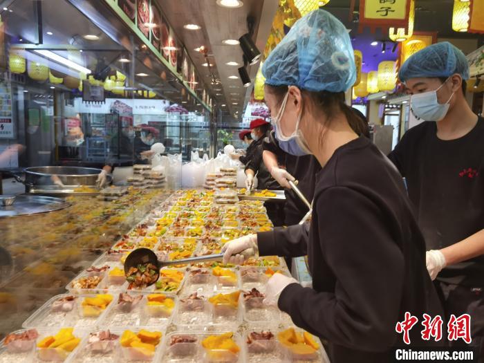 探访石家庄隔离点供餐厨房：饭菜不重样 每餐有水果