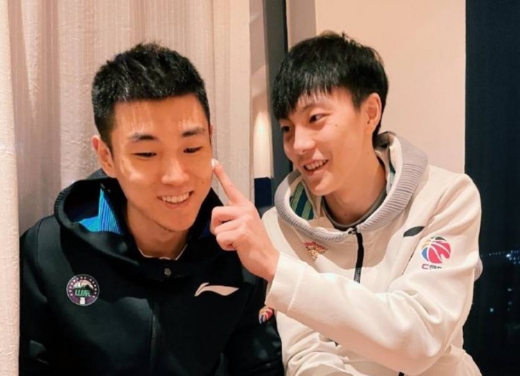 The picture is sweeter than cake! 25 years old of unripe insolation give Gao Shiyan with Hu Mingxuan " sweet " close according to