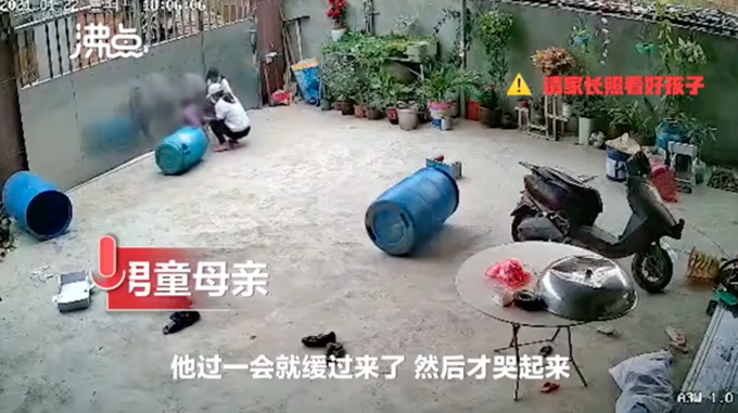 拴门|3岁男童被拴门绳勒脖吊挂致昏迷 现场视频流出让人揪心