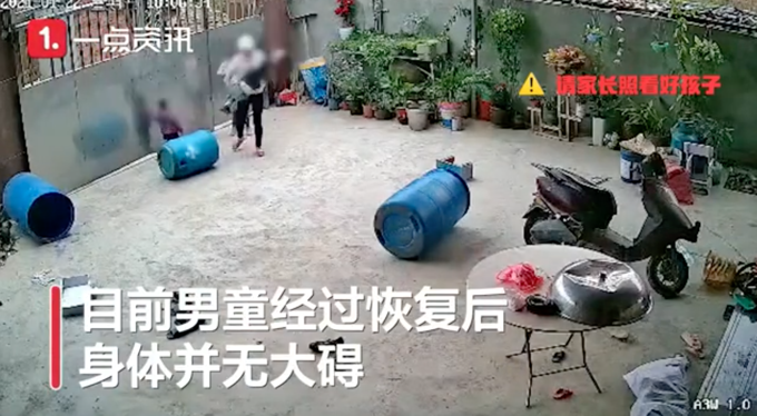 拴门|3岁男童被拴门绳勒脖吊挂致昏迷 现场视频流出让人揪心