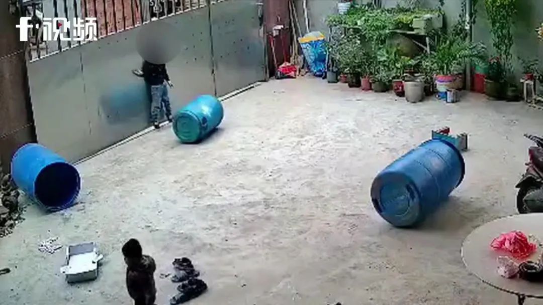 拴门|3岁男童被拴门绳勒脖吊挂致昏迷 太危险了有孩子真的要多注意