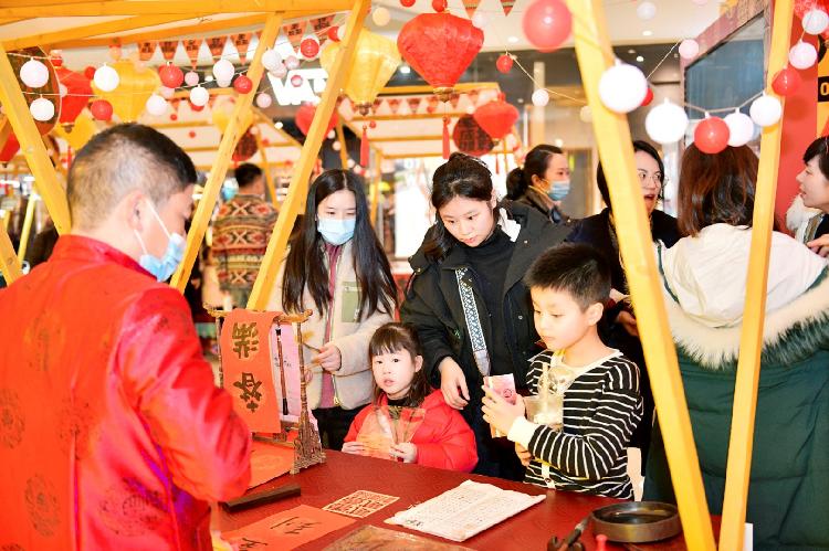 “灯如影 爱成双”重庆IFS打造摩登国风灯影艺术装置