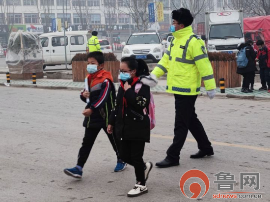 临沂市交警直属三大队五中队交警为枣园小学学子保驾护航