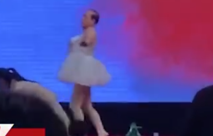 会上|山东男老板年会上跳壮丁天鹅舞 网友：第一个天鹅秃顶了