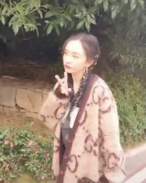 杨幂生图发际线堪忧，走路驼背气质差，嘟嘴卖