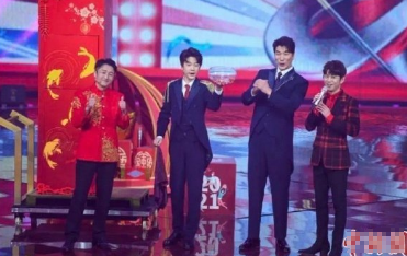 張亮兒子天天個頭逆天，13歲身高直逼180厘米，對比何炅似“小巨人”