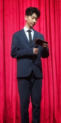 張亮兒子天天個頭逆天，13歲身高直逼180厘米，對比何炅似“小巨人”