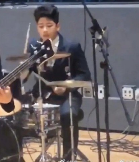 張亮兒子天天個頭逆天，13歲身高直逼180厘米，對比何炅似“小巨人”