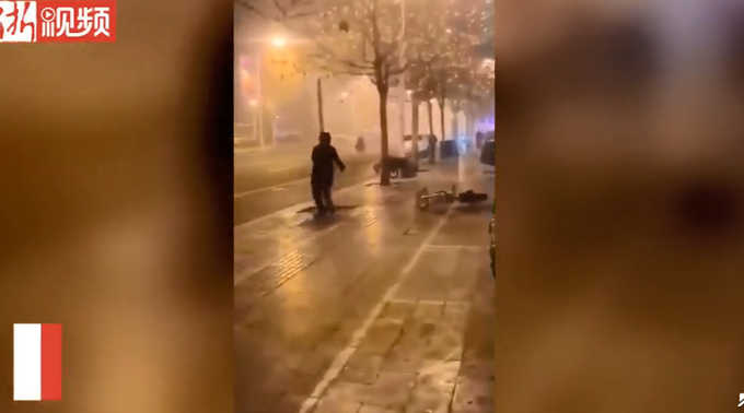 醉汉与小树对打12秒被KO三次，跌倒仍爬起继续打！评论亮了