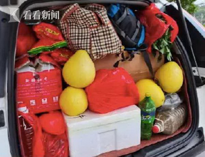 探亲|男子回家探亲离别时爸妈送活猪 直接塞进后备箱网友评论亮了