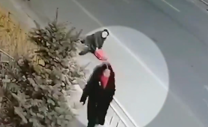 撞倒|路边故意撞倒老人女子被警方控制 太缺德!