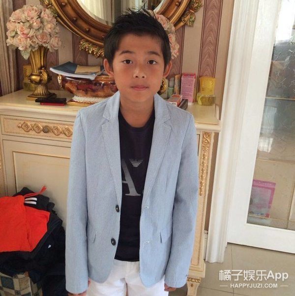 前国脚之子李嗣镕帅出圈，撞脸陈冠希郭富城，冲这颜值想看球了