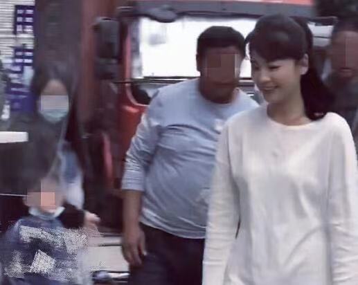 42岁刘涛素颜状态好 与粉丝打招呼超接地气