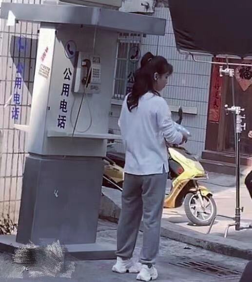 42岁刘涛素颜状态好 与粉丝打招呼超接地气