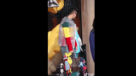 夹克|LV推出充气夹克售价31000元 网友喊话我担心出门一趟回家就瘪了