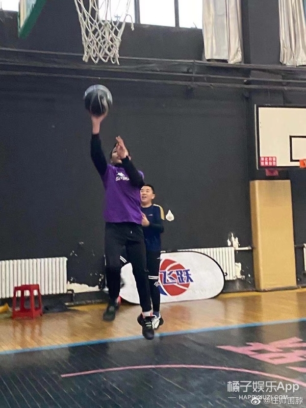 还记得《父母爱情》里的老丁吗？他现在长这样