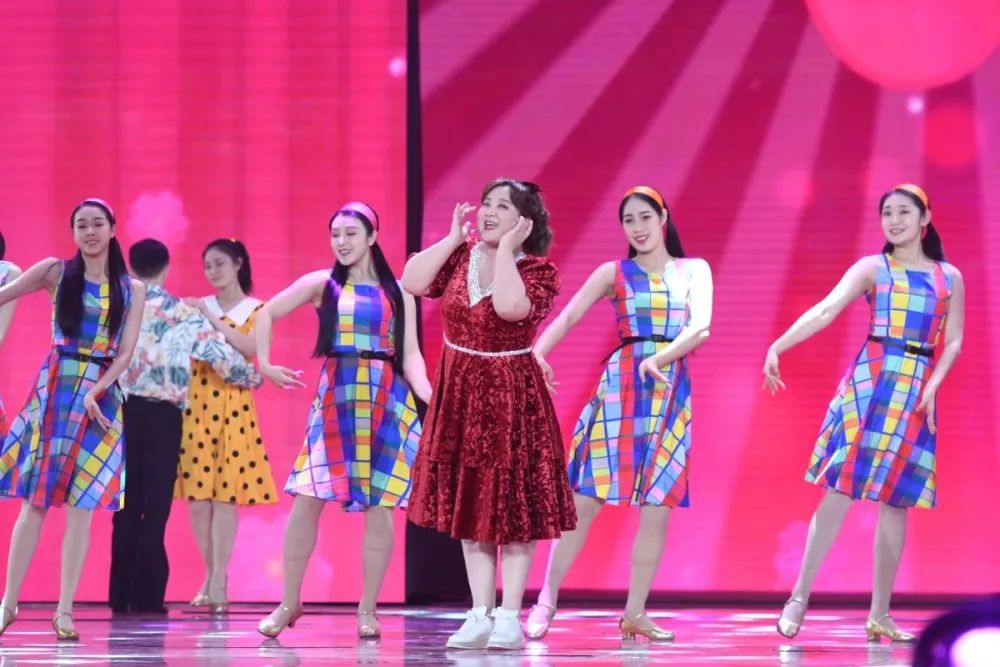 Green, vogue and the whole family are happy, beijing TV station spring late battle array uncovers secret greatly