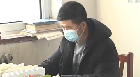 一夜之間，青島一位鄉(xiāng)村教師火遍全網(wǎng)！新華社、人民日報、央視點名表揚！網(wǎng)友：他值得