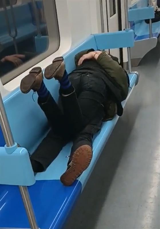辣眼睛！上海地铁上两人睡在座椅上亲热，全然不顾其他乘客感受