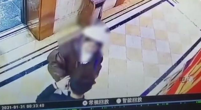 电梯间遭女孩强吻男子发声，称被女孩深深吸引，网友直呼好家伙