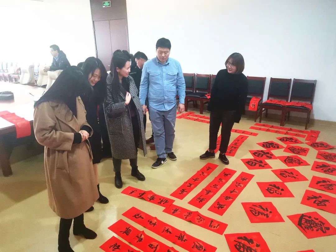 翰墨飘香送祝福，园区举办“文化进园区—迎新春送春联”活动