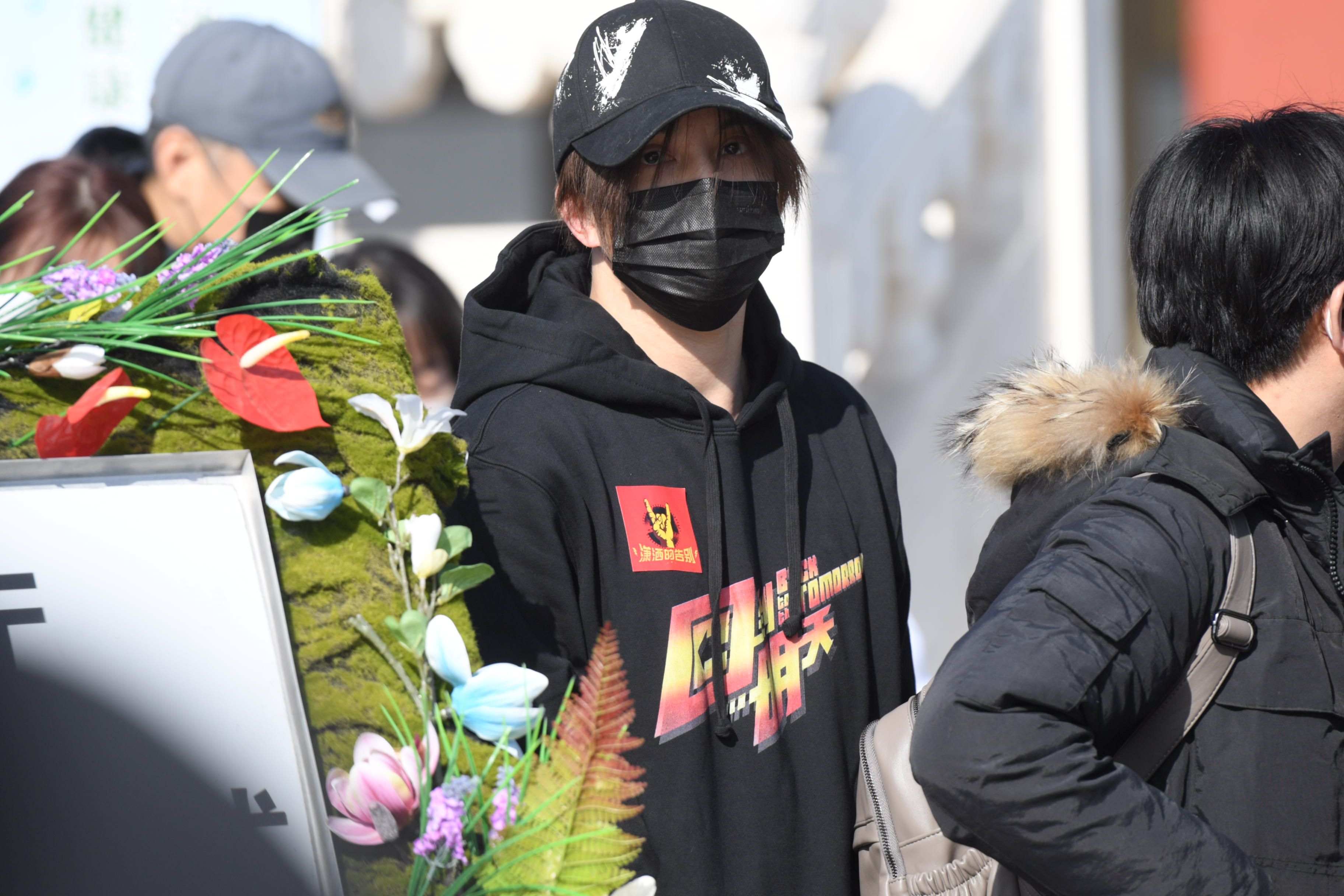 Zhao Yingjun leaves furnish toward the spot before the person such as the modest tall fir that the ceremony holds Chen Saicheng Xue in Beijing " guitar " wreath