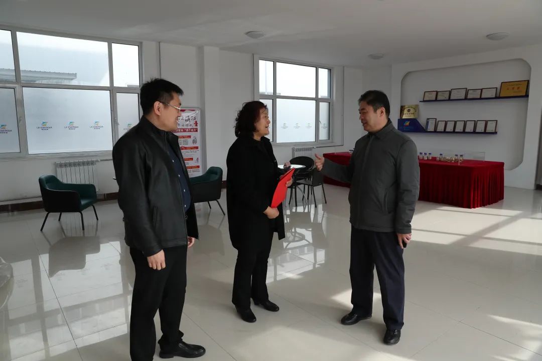 春节前夕，韩利师一行走访慰问专家人才
