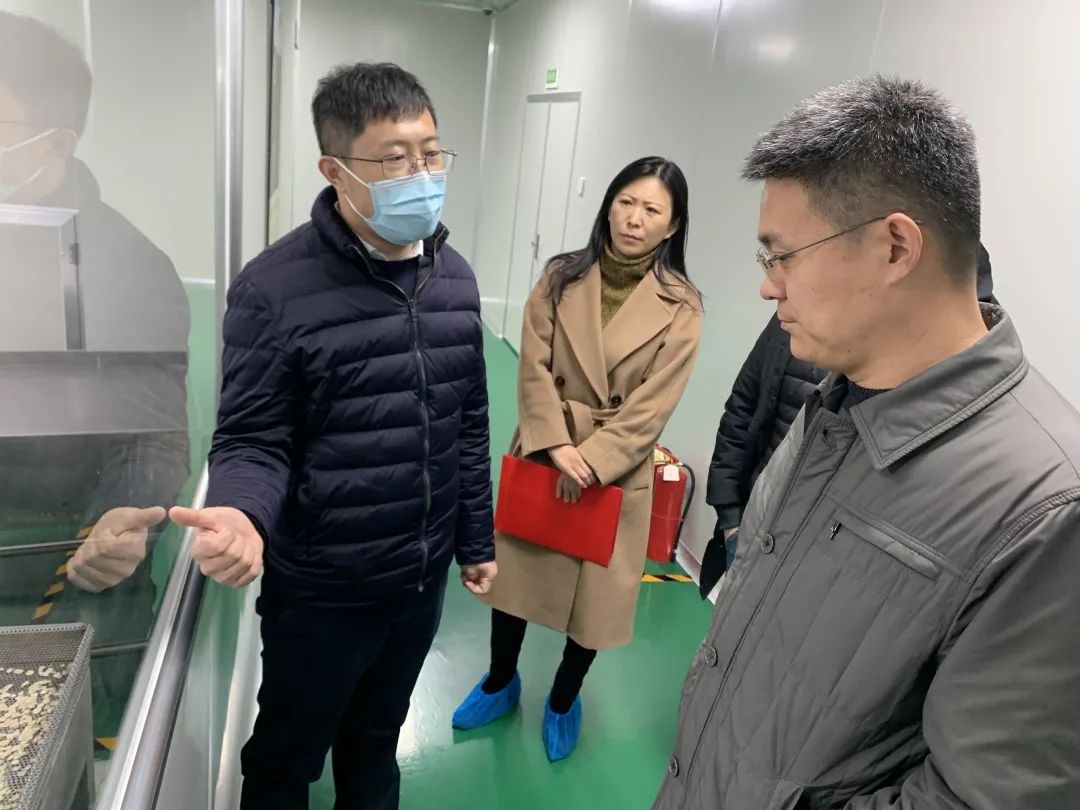 春节前夕，韩利师一行走访慰问专家人才