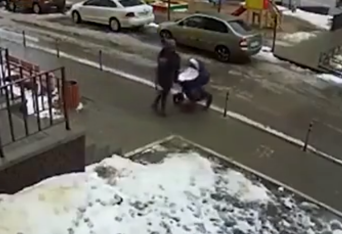 自杀|俄一男子跳楼自杀砸中路边婴儿车 婴儿的母亲当场崩溃