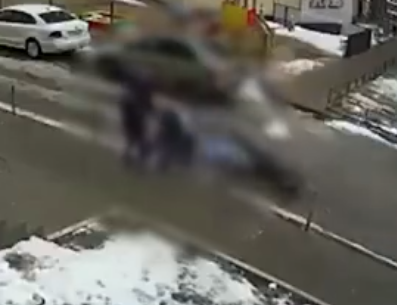 自杀|俄一男子跳楼自杀砸中路边婴儿车 婴儿的母亲当场崩溃