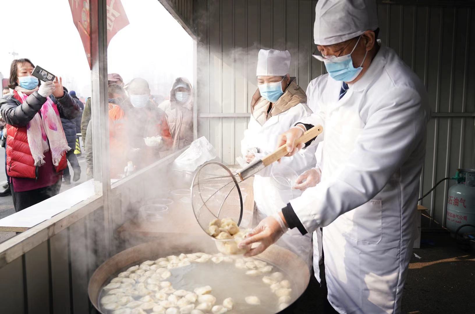 煮了10噸！北京新發(fā)地為五千留守商戶下鍋煮餃子