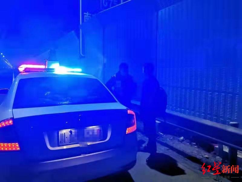 中途|除夕夜回女友家中途被扔下 竟徒步高速路