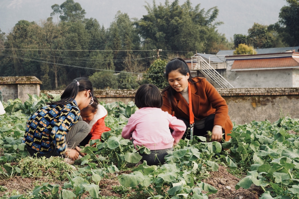 新春走基层 | 就地过年父母未归 泸州“童伴妈妈”陪12名留守儿童过年