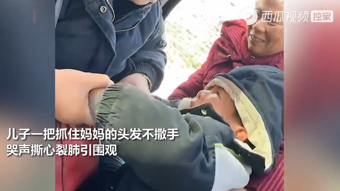 返程|妈妈春节返程孩子抓着头发不让走 孩子哭声撕心裂肺引围观