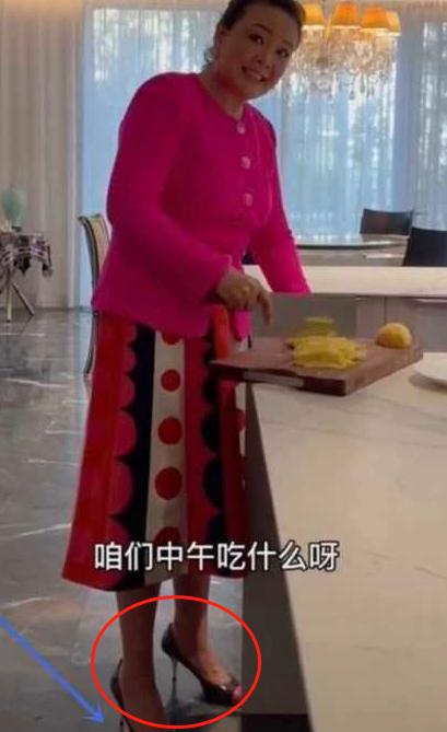 大s婆婆张兰秀10万奢侈包，宅家穿3万睡衣，官司身缠却越发高调