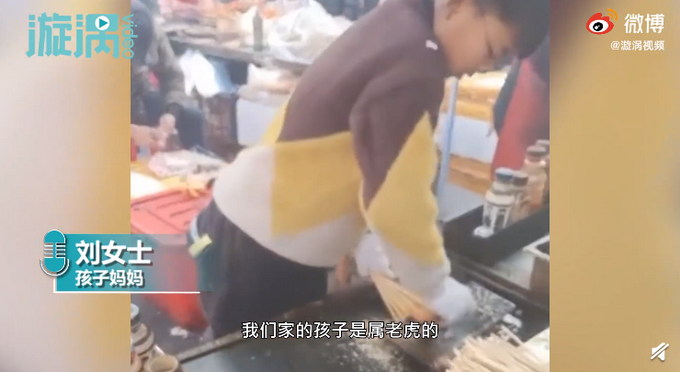 妈妈|12岁男孩帮妈妈烤串手法娴熟 一辈子不怕失业了