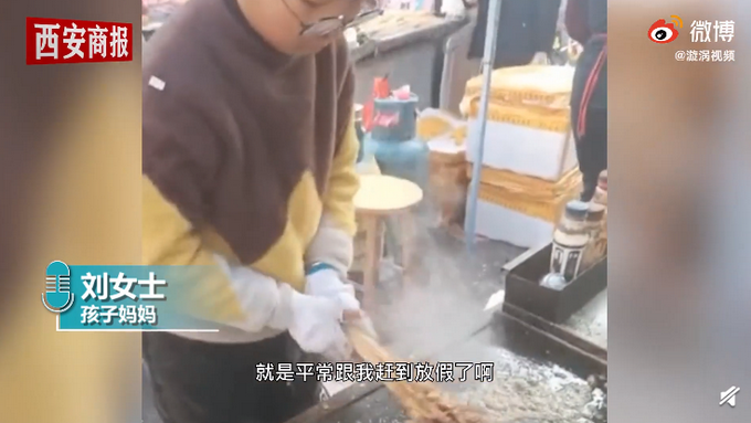 妈妈|12岁男孩帮妈妈烤串手法娴熟 一辈子不怕失业了