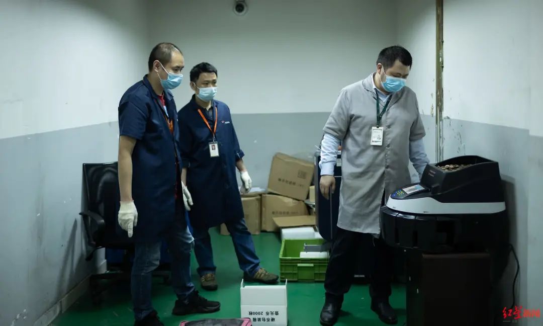 成都市民拖一吨硬币到银行存钱，哪来的？