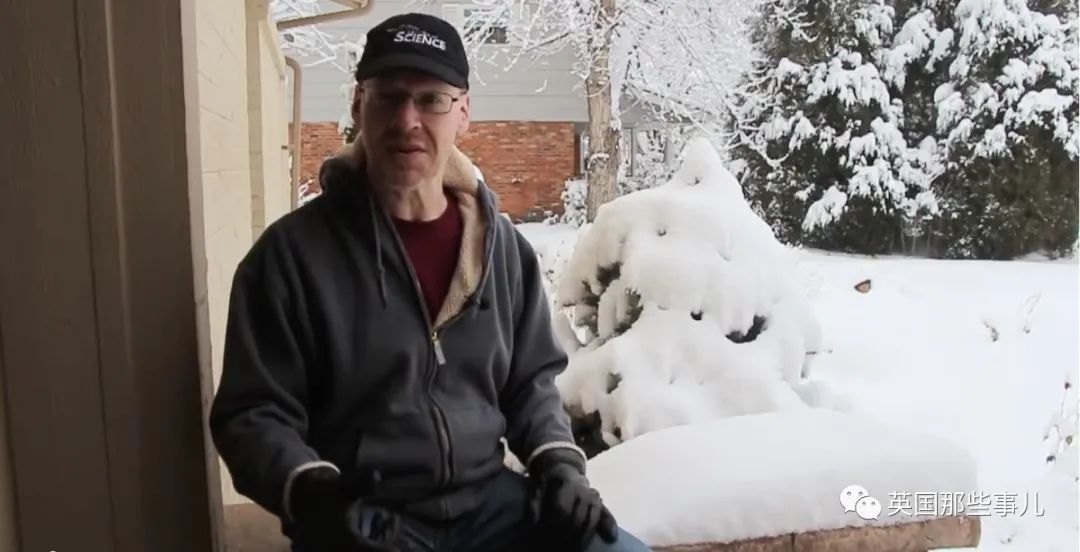 美国人忽然开始流行火烧雪球？他们觉得雪是假的！是比尔盖茨的阴谋