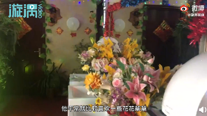 街头|河南6旬大爷将街头公厕布置成KTV 四周都布置上了花花草草等