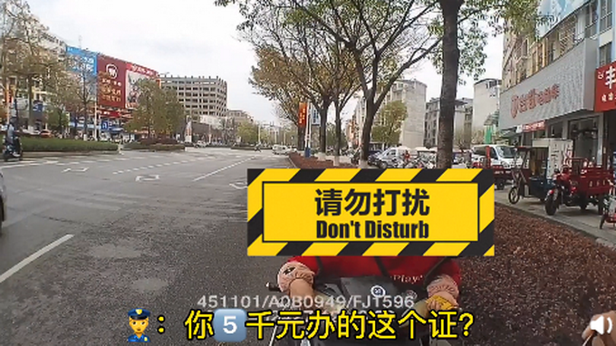 掏出|大妈逆行掏出秋名山车神老司机证 网友大妈你是来真的么