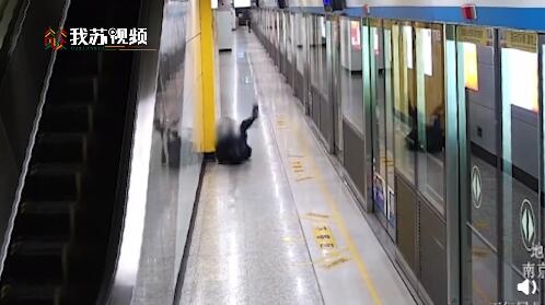 站着|小伙打两份工站着睡着摔倒受伤 成年人的生活没谁是容易的