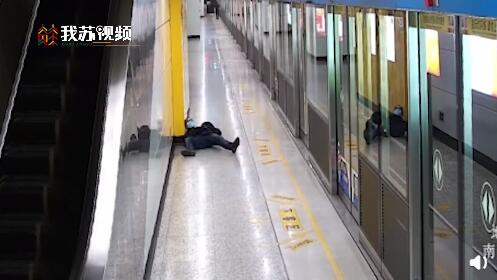 站着|小伙打两份工站着睡着摔倒受伤 成年人的生活没谁是容易的