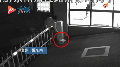 神秘男深夜多次往這里丟東西，為啥？