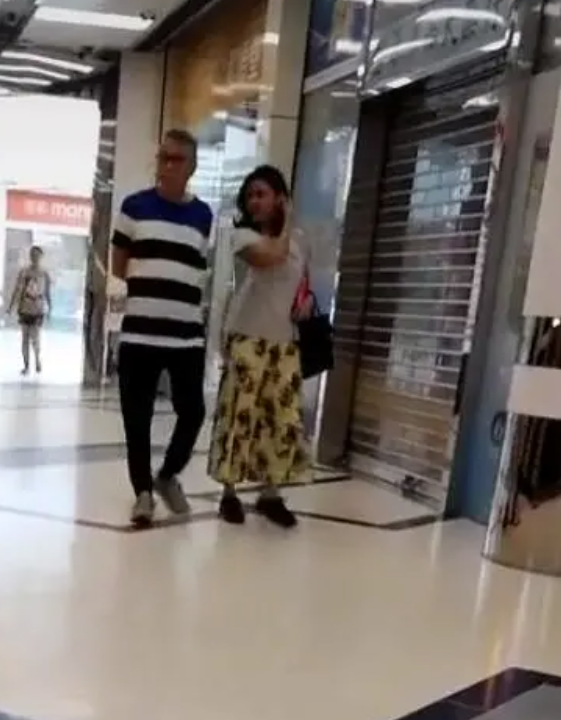 网友曝吴孟达生前陪爱妻逛街照 发现被拍依旧笑
