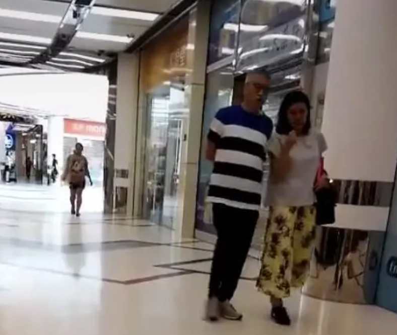 网友曝吴孟达生前陪爱妻逛街照 发现被拍依旧笑