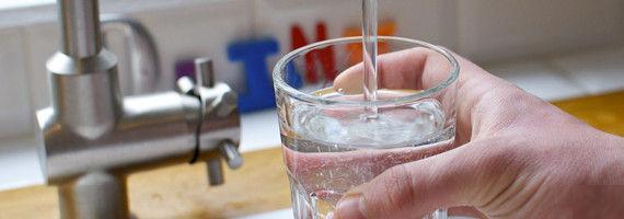 多喝水對身體好？ 這6種情況下多喝水，或許是在養病