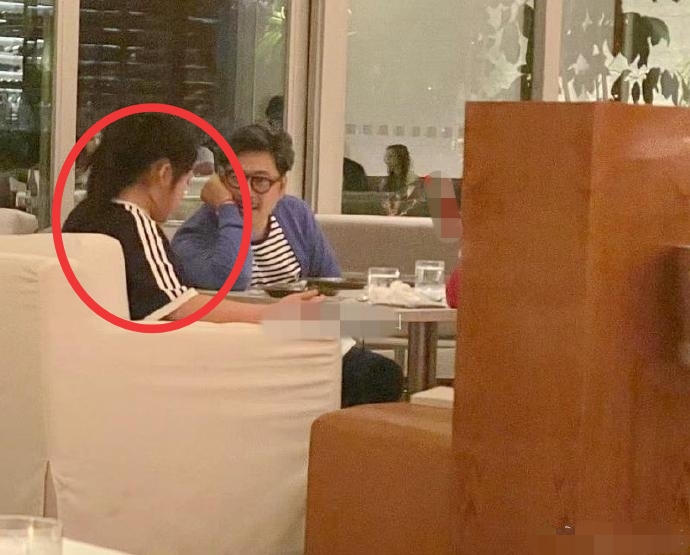 李湘一家现身高档酒店，王诗龄亲密搭爸爸肩膀，个头猛蹿变大姑娘