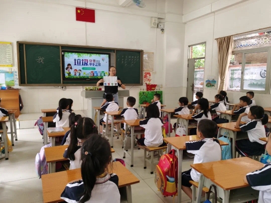 Dongguan pupil invents intelligent rubbish to classify a system, 2 dimension code is swept, essence of life casts rubbish definitely