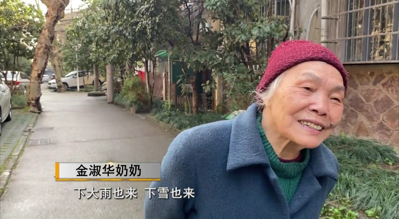杭州81歲神仙奶奶火了！這門2塊錢的生意，30年不漲價